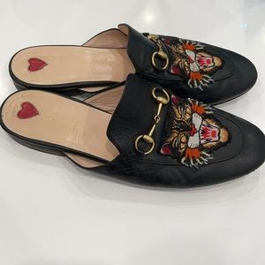 Gucci princetown mules with tiger design